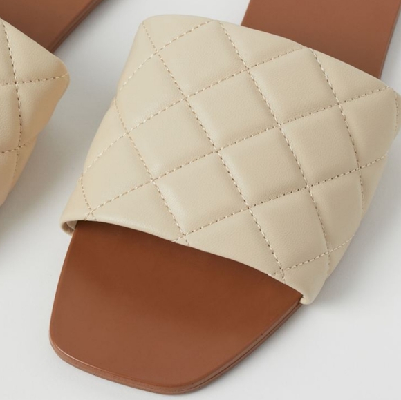PRICE DROP ⬇️ Quilted Slides - Picture 3 of 6